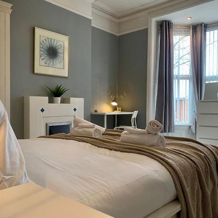 Somerford Place - 6 Beds - Sleeps 12 - Parks 2-3 Cars/Vans Willenhall Dış mekan fotoğraf