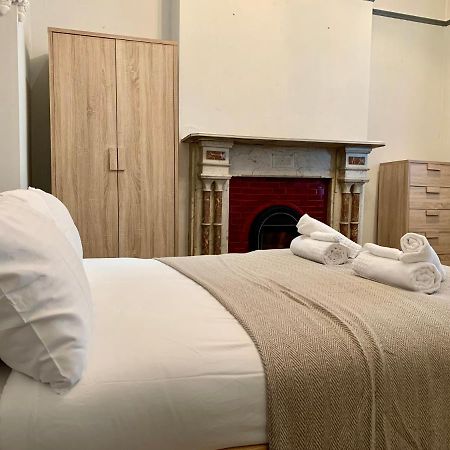 Somerford Place - 6 Beds - Sleeps 12 - Parks 2-3 Cars/Vans Willenhall Dış mekan fotoğraf