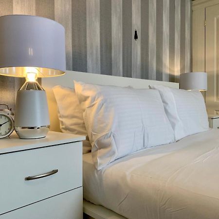 Somerford Place - 6 Beds - Sleeps 12 - Parks 2-3 Cars/Vans Willenhall Dış mekan fotoğraf