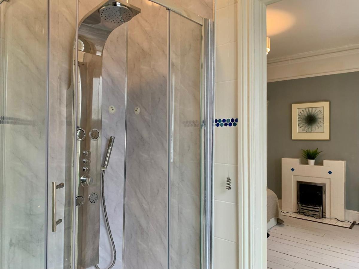 Somerford Place - 6 Beds - Sleeps 12 - Parks 2-3 Cars/Vans Willenhall Dış mekan fotoğraf