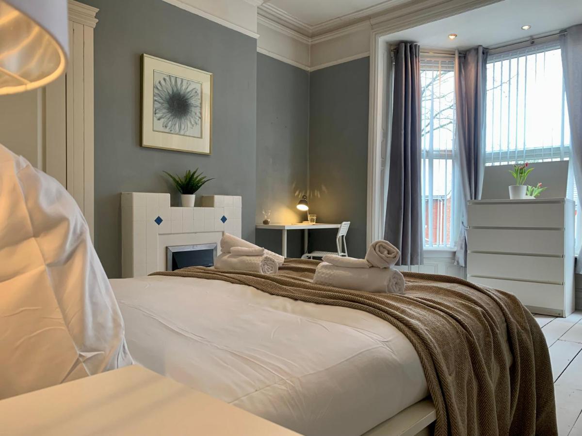 Somerford Place - 6 Beds - Sleeps 12 - Parks 2-3 Cars/Vans Willenhall Dış mekan fotoğraf