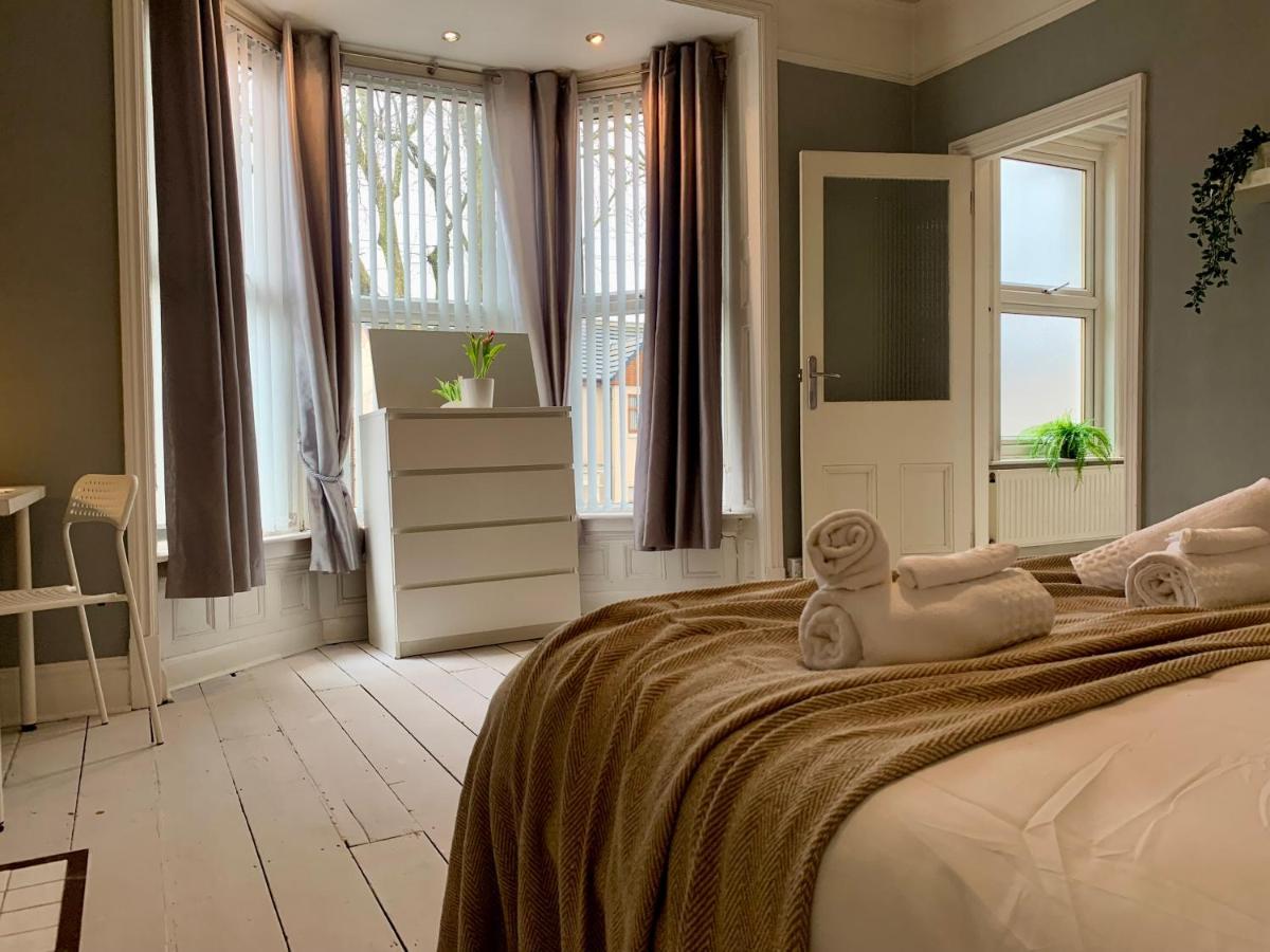 Somerford Place - 6 Beds - Sleeps 12 - Parks 2-3 Cars/Vans Willenhall Dış mekan fotoğraf