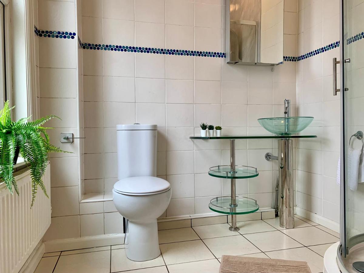 Somerford Place - 6 Beds - Sleeps 12 - Parks 2-3 Cars/Vans Willenhall Dış mekan fotoğraf