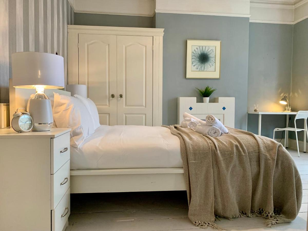 Somerford Place - 6 Beds - Sleeps 12 - Parks 2-3 Cars/Vans Willenhall Dış mekan fotoğraf