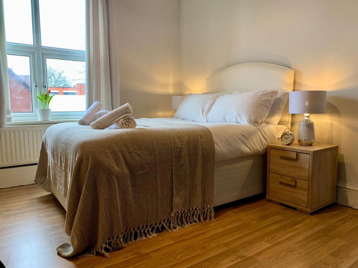 Somerford Place - 6 Beds - Sleeps 12 - Parks 2-3 Cars/Vans Willenhall Dış mekan fotoğraf