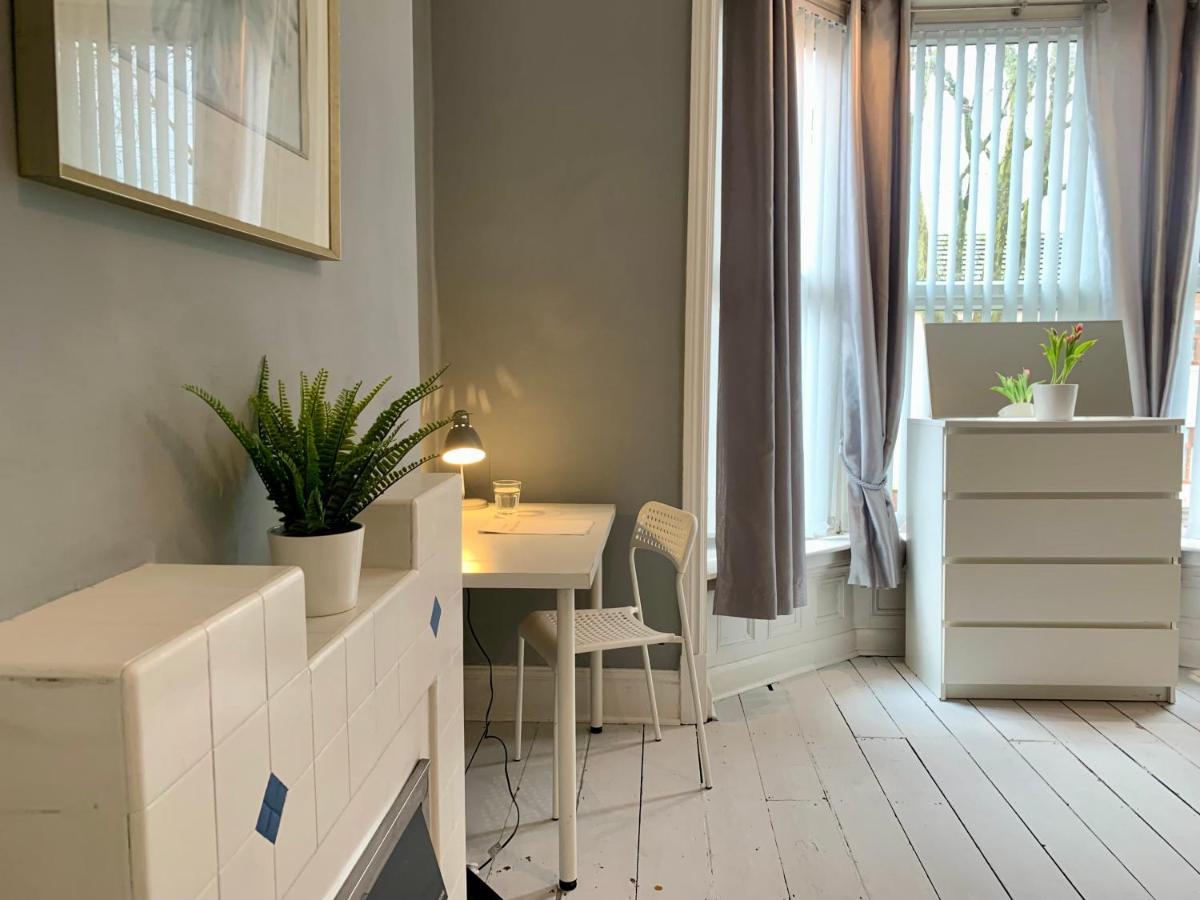Somerford Place - 6 Beds - Sleeps 12 - Parks 2-3 Cars/Vans Willenhall Dış mekan fotoğraf