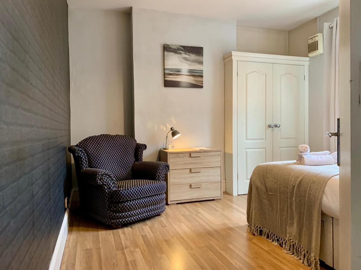 Somerford Place - 6 Beds - Sleeps 12 - Parks 2-3 Cars/Vans Willenhall Dış mekan fotoğraf
