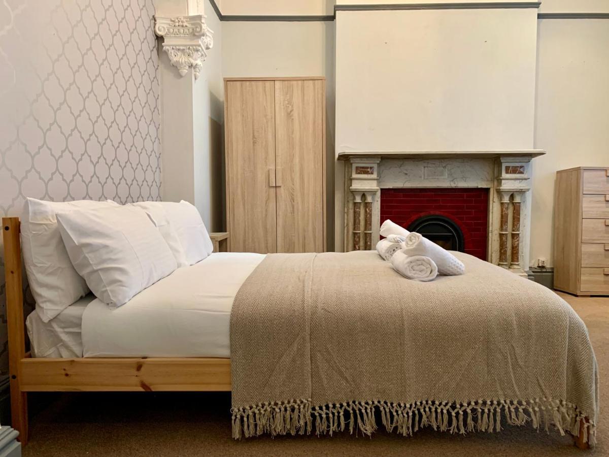Somerford Place - 6 Beds - Sleeps 12 - Parks 2-3 Cars/Vans Willenhall Dış mekan fotoğraf