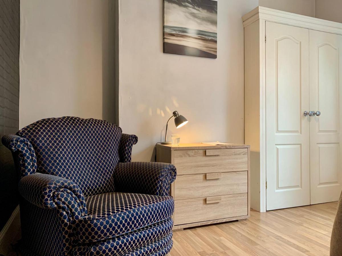 Somerford Place - 6 Beds - Sleeps 12 - Parks 2-3 Cars/Vans Willenhall Dış mekan fotoğraf