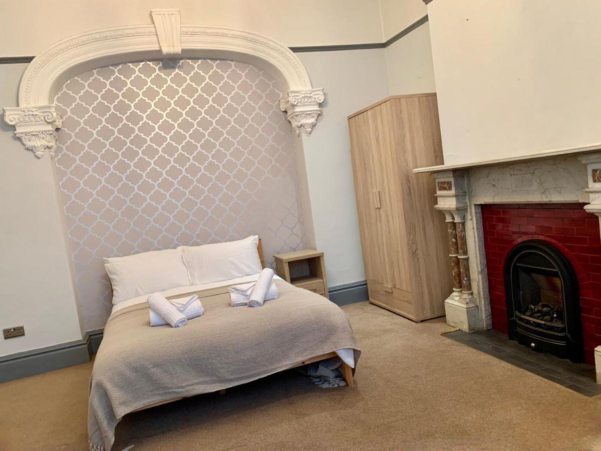 Somerford Place - 6 Beds - Sleeps 12 - Parks 2-3 Cars/Vans Willenhall Dış mekan fotoğraf