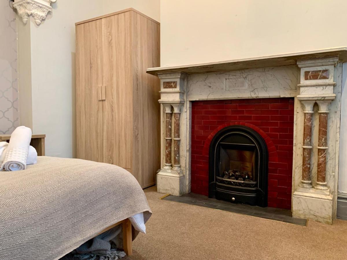 Somerford Place - 6 Beds - Sleeps 12 - Parks 2-3 Cars/Vans Willenhall Dış mekan fotoğraf