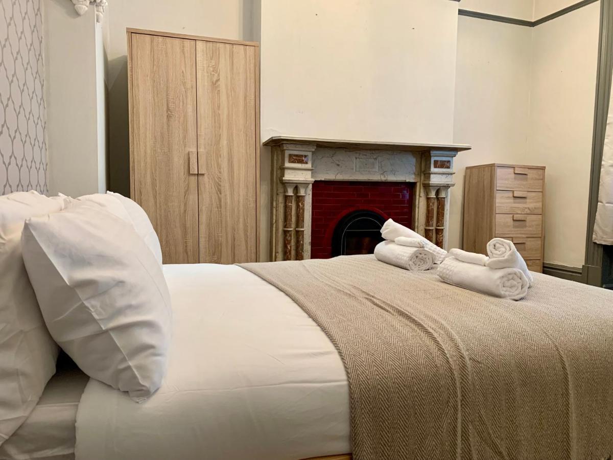 Somerford Place - 6 Beds - Sleeps 12 - Parks 2-3 Cars/Vans Willenhall Dış mekan fotoğraf