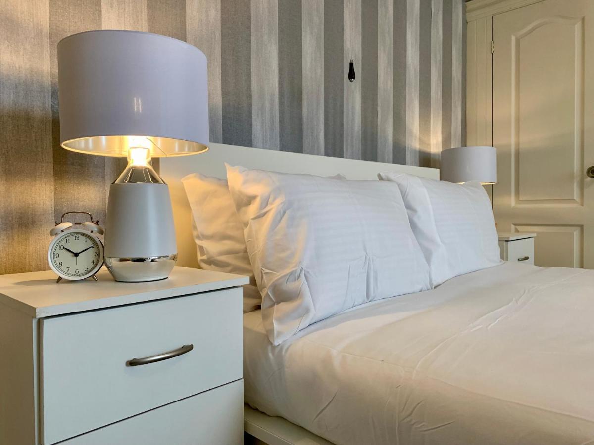 Somerford Place - 6 Beds - Sleeps 12 - Parks 2-3 Cars/Vans Willenhall Dış mekan fotoğraf