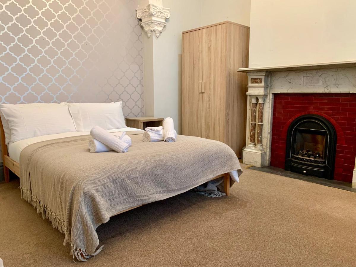 Somerford Place - 6 Beds - Sleeps 12 - Parks 2-3 Cars/Vans Willenhall Dış mekan fotoğraf