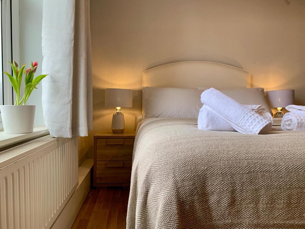 Somerford Place - 6 Beds - Sleeps 12 - Parks 2-3 Cars/Vans Willenhall Dış mekan fotoğraf