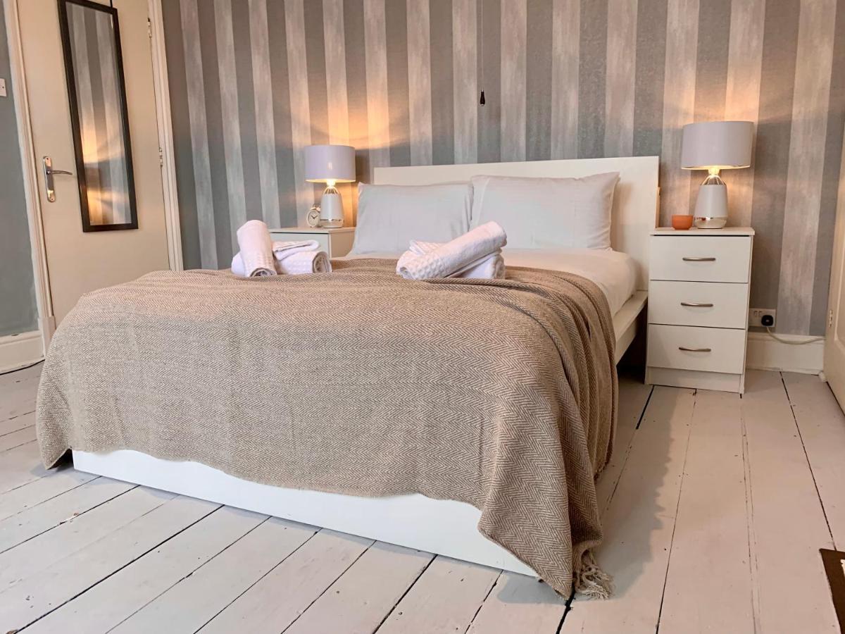 Somerford Place - 6 Beds - Sleeps 12 - Parks 2-3 Cars/Vans Willenhall Dış mekan fotoğraf