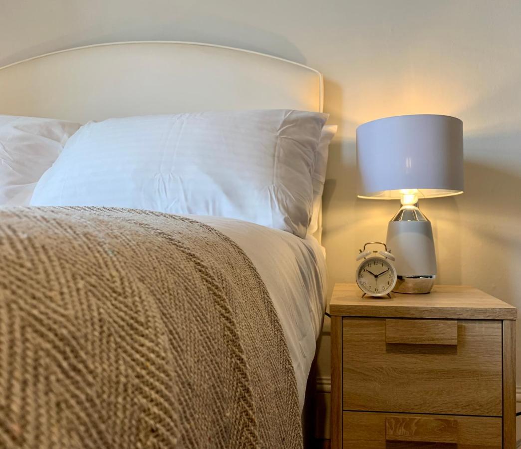 Somerford Place - 6 Beds - Sleeps 12 - Parks 2-3 Cars/Vans Willenhall Dış mekan fotoğraf