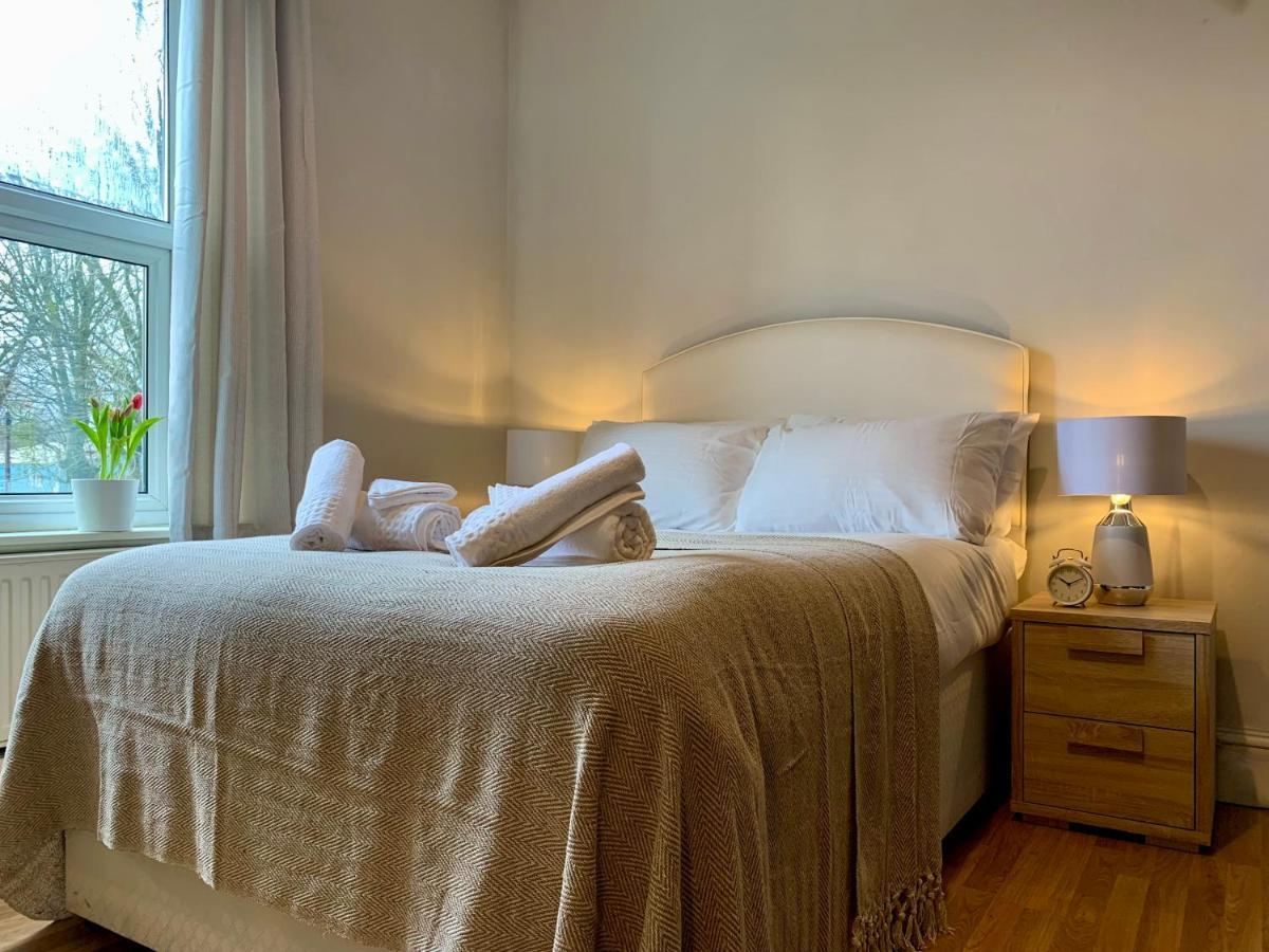 Somerford Place - 6 Beds - Sleeps 12 - Parks 2-3 Cars/Vans Willenhall Dış mekan fotoğraf