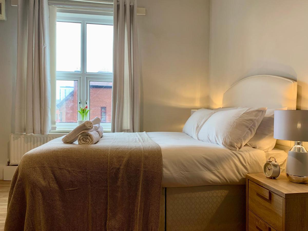 Somerford Place - 6 Beds - Sleeps 12 - Parks 2-3 Cars/Vans Willenhall Dış mekan fotoğraf