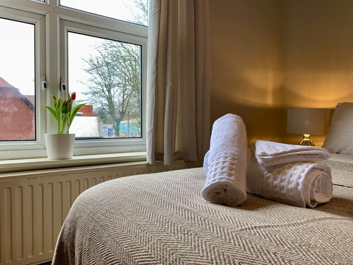 Somerford Place - 6 Beds - Sleeps 12 - Parks 2-3 Cars/Vans Willenhall Dış mekan fotoğraf