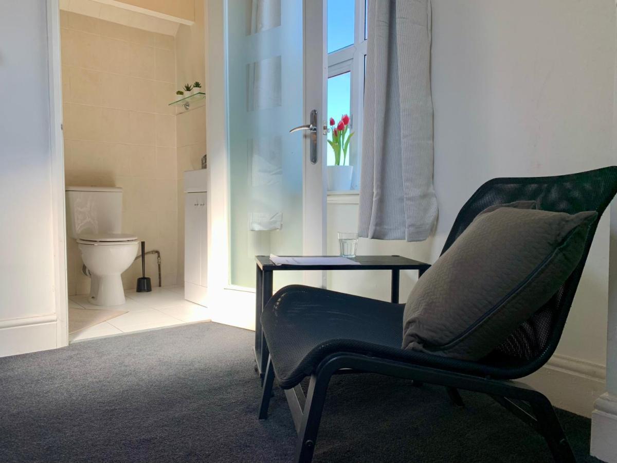 Somerford Place - 6 Beds - Sleeps 12 - Parks 2-3 Cars/Vans Willenhall Dış mekan fotoğraf