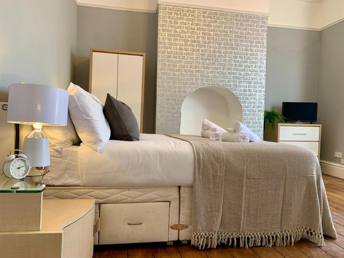 Somerford Place - 6 Beds - Sleeps 12 - Parks 2-3 Cars/Vans Willenhall Dış mekan fotoğraf
