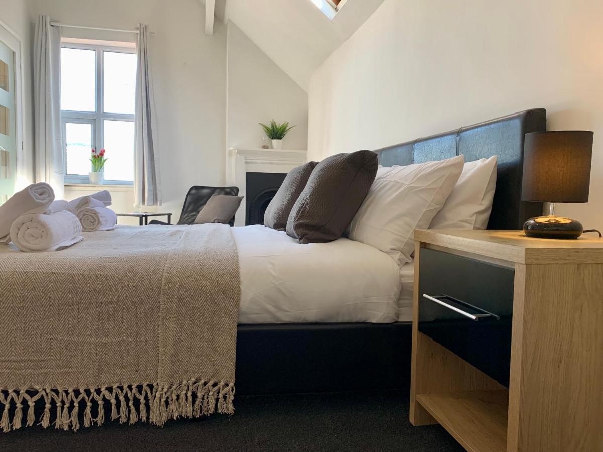 Somerford Place - 6 Beds - Sleeps 12 - Parks 2-3 Cars/Vans Willenhall Dış mekan fotoğraf