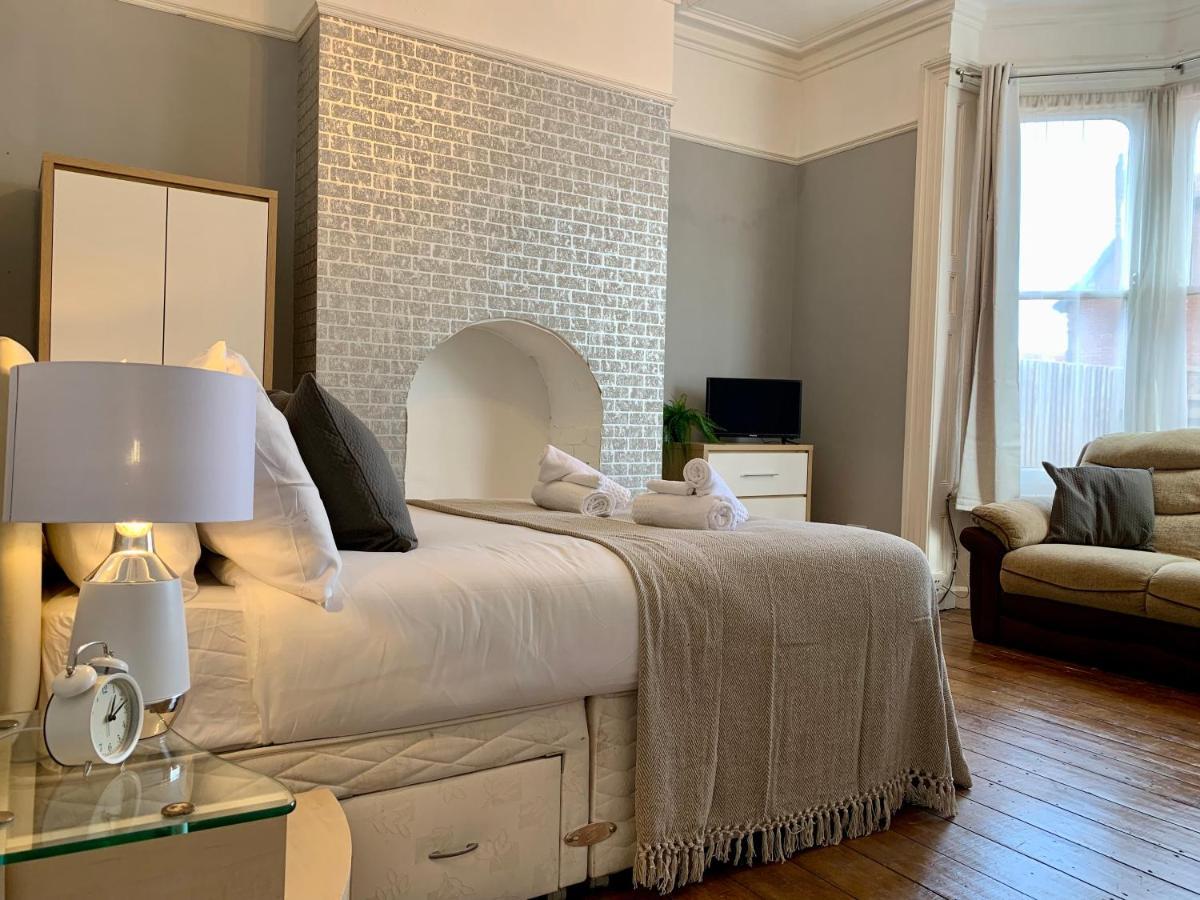 Somerford Place - 6 Beds - Sleeps 12 - Parks 2-3 Cars/Vans Willenhall Dış mekan fotoğraf