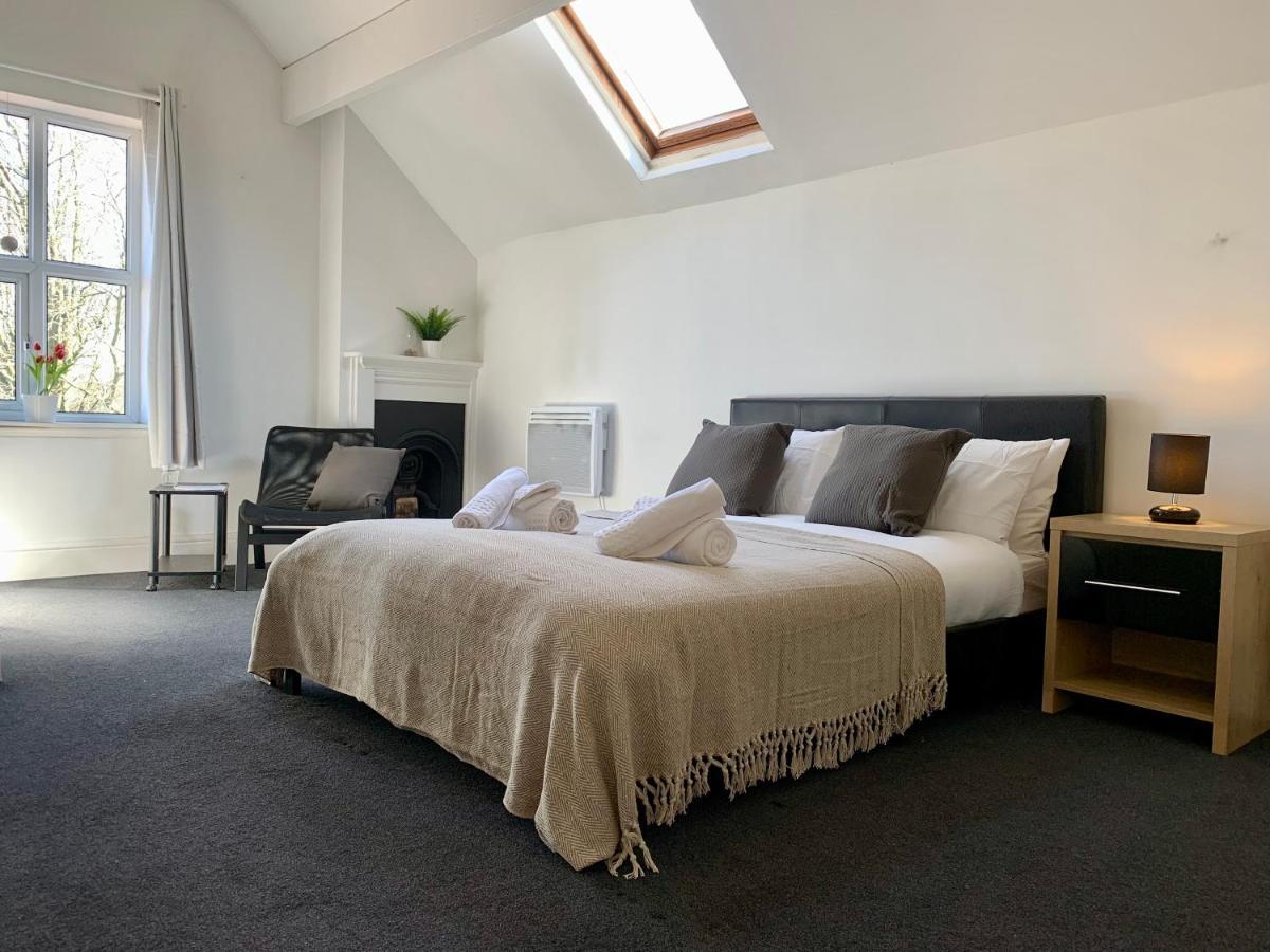 Somerford Place - 6 Beds - Sleeps 12 - Parks 2-3 Cars/Vans Willenhall Dış mekan fotoğraf