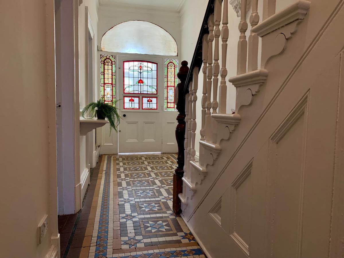 Somerford Place - 6 Beds - Sleeps 12 - Parks 2-3 Cars/Vans Willenhall Dış mekan fotoğraf