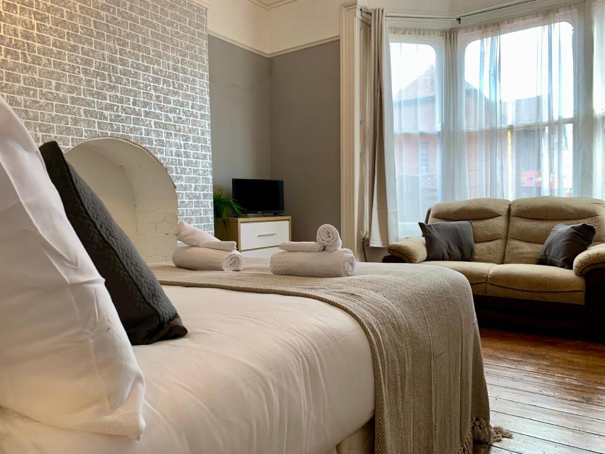 Somerford Place - 6 Beds - Sleeps 12 - Parks 2-3 Cars/Vans Willenhall Dış mekan fotoğraf